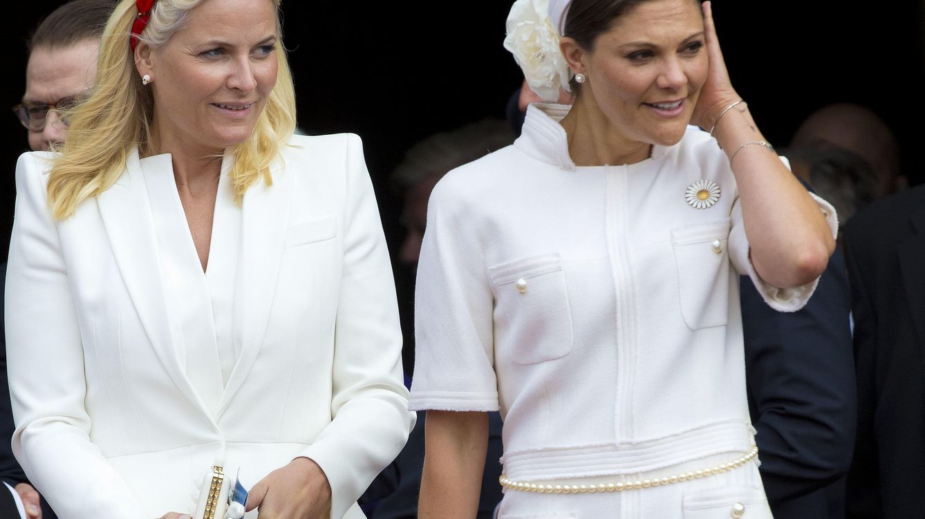 Foto: La princesa Mette-Marit, con sus pendientes de calavera, junto a la princesa Victoria de Suecia (Gtres)