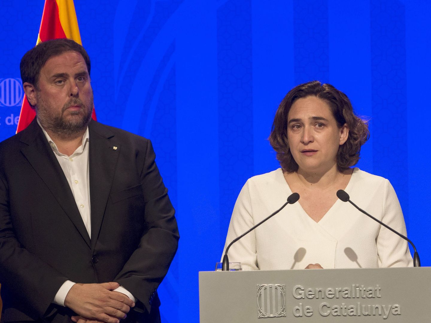 La alcaldesa de Barcelona, Ada Colau, junto al exvicepresidente de la Generalitat Oriol Junqueras. (EFE)