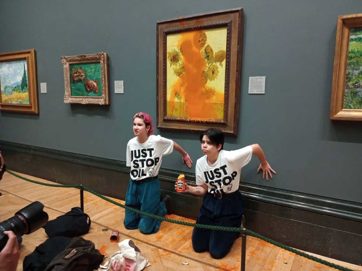 Foto: Las dos jóvenes que atentaron contra el cuadro de Van Gogh en la National Gallery. (Just Stop Oil)
