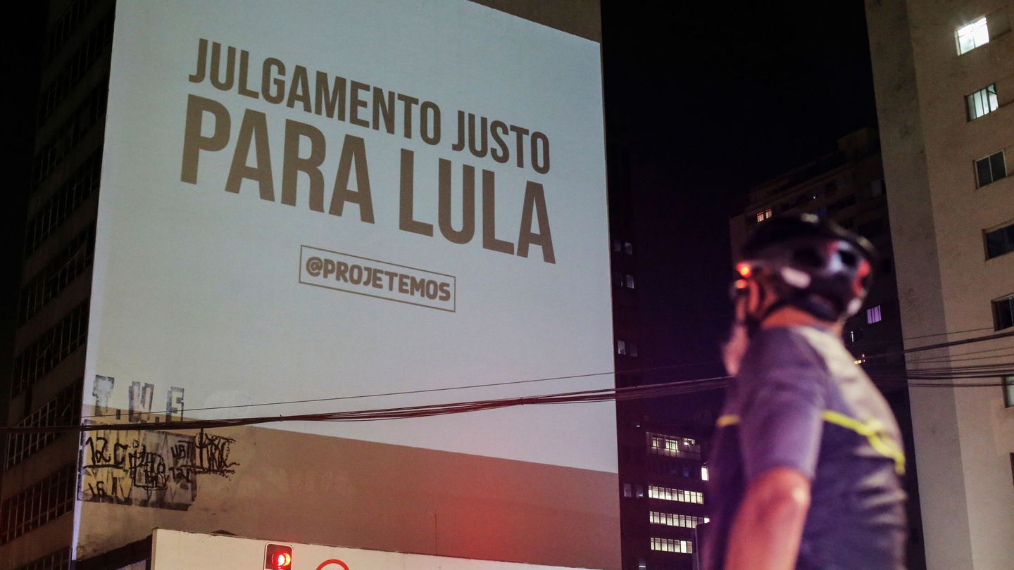 El mensaje 'Juicio justo para Lula' se proyecta en un edificio en apoyo al expresidente de Brasil Luiz Inacio Lula da Silva. (Reuters) 