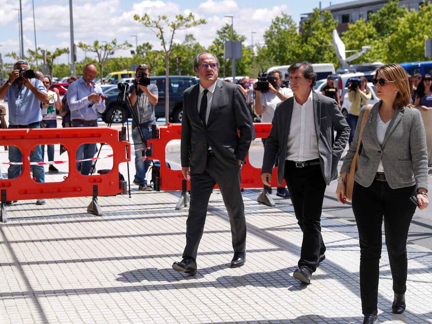 El candidato del PSOE a la presidencia de la Comunidad de Madrid, Ángel Gabilondo, este 10 de mayo, llegando al hospital Puerta de Hierro. (EFE)
