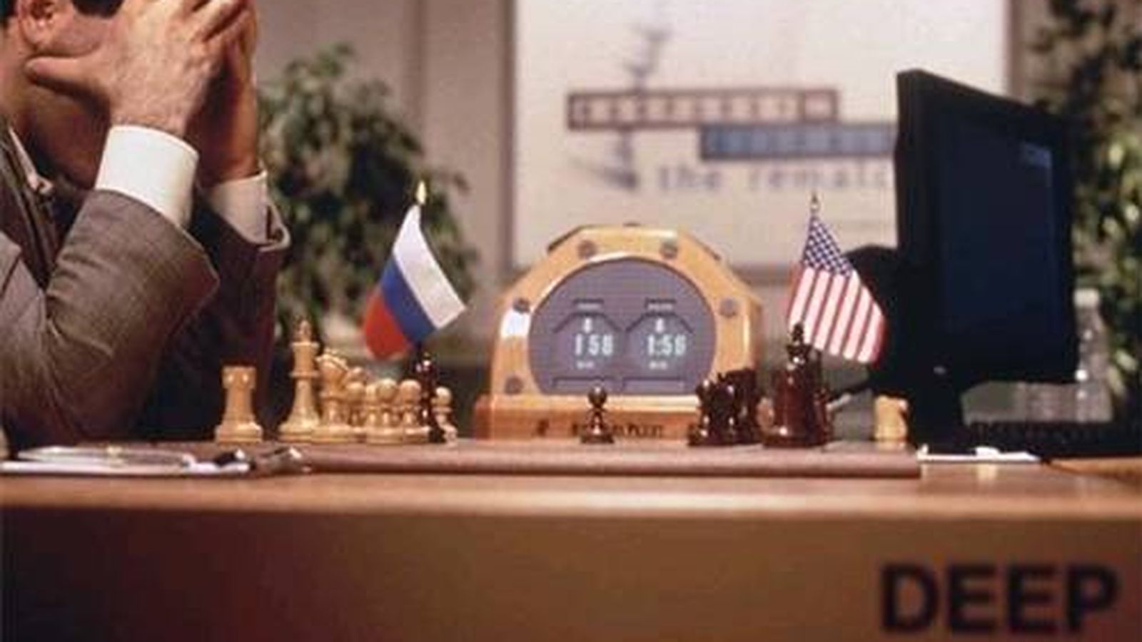 Foto: Kasparov sufriendo ante el programa Deep Blue en la primera derrota del hombre por la máquina