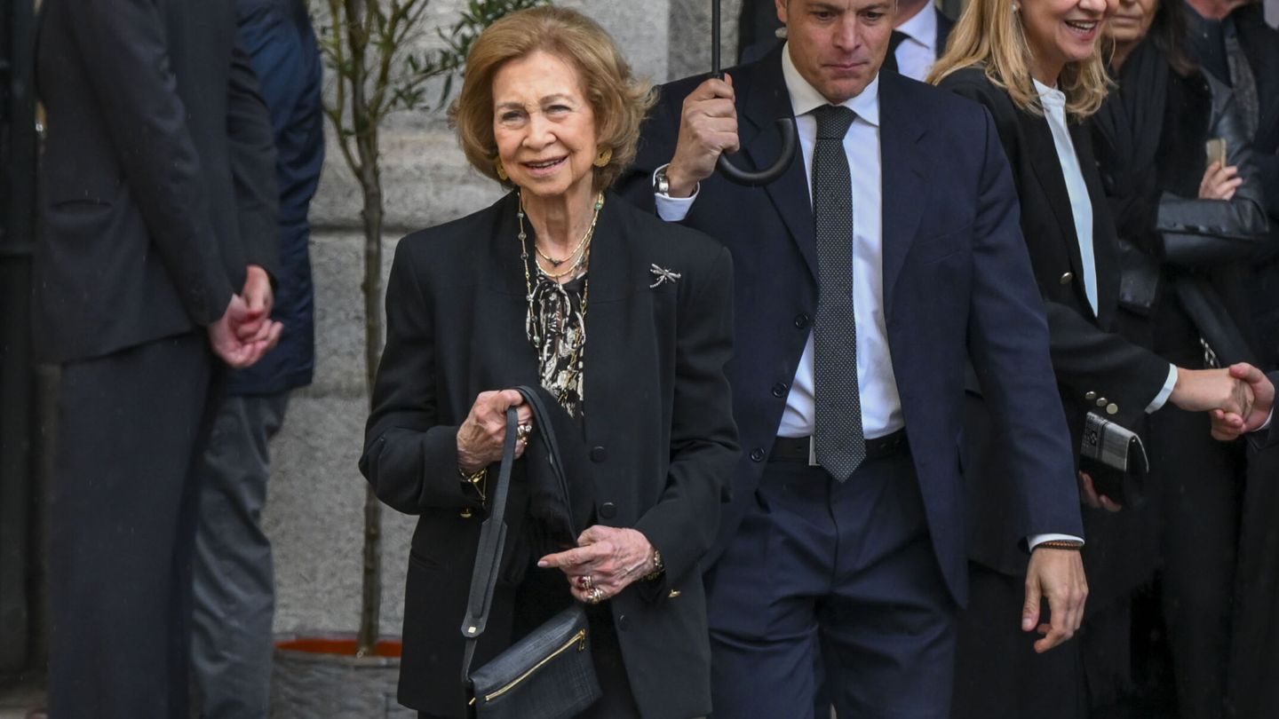 La reina Sofía y la infanta Cristina a su salida del funeral en memoria de Fernando Gómez-Acebo. (EFE/ Fernando Villar) 