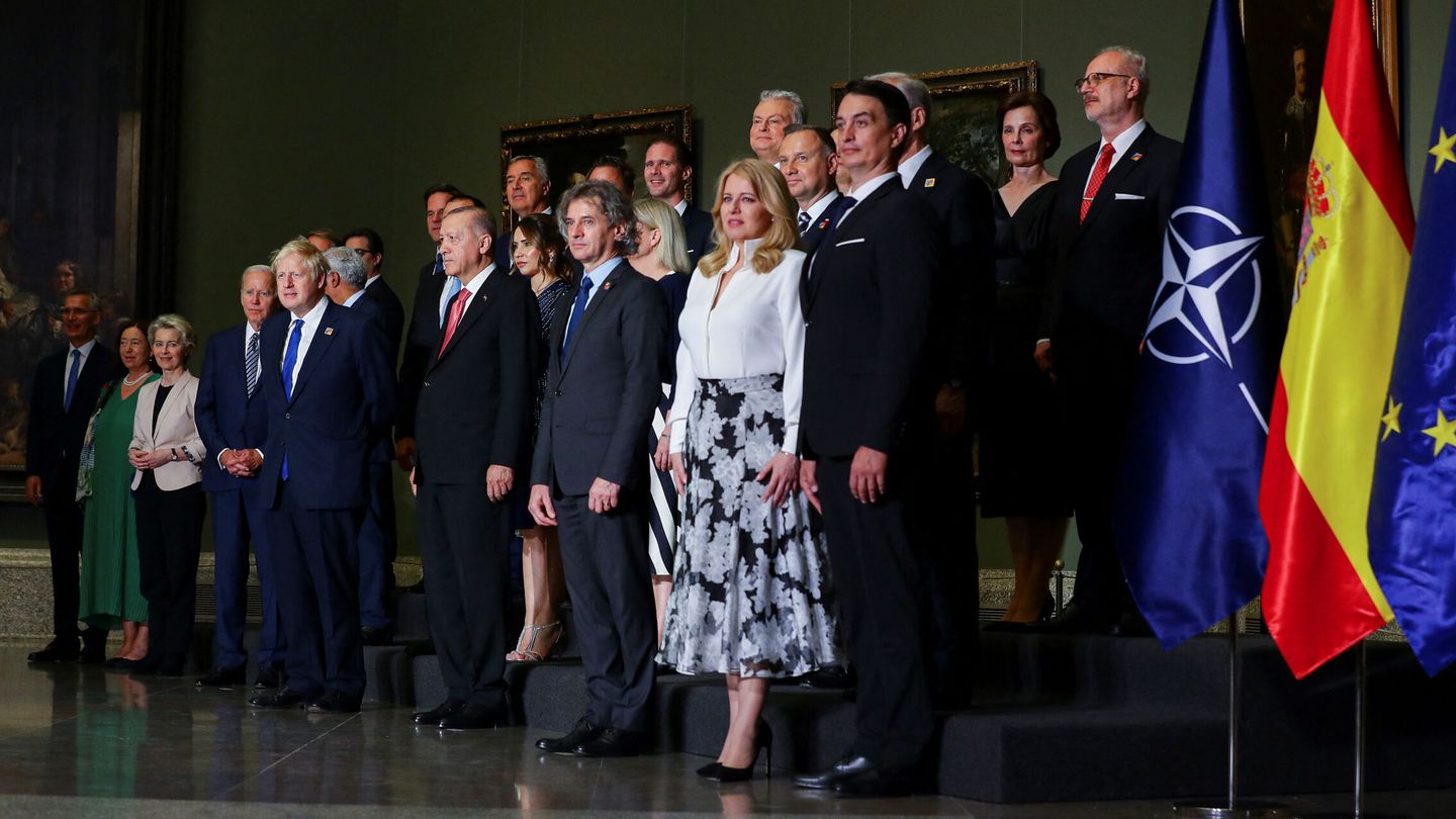 Parte de los mandatarios de la OTAN en el Museo del Prado. (Reuters/Santos Moura)