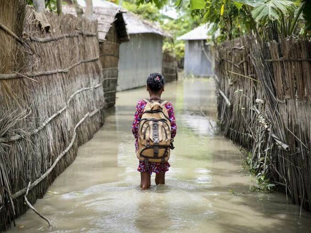 Foto: Una niña va al colegio en Bangladés. (Unicef)