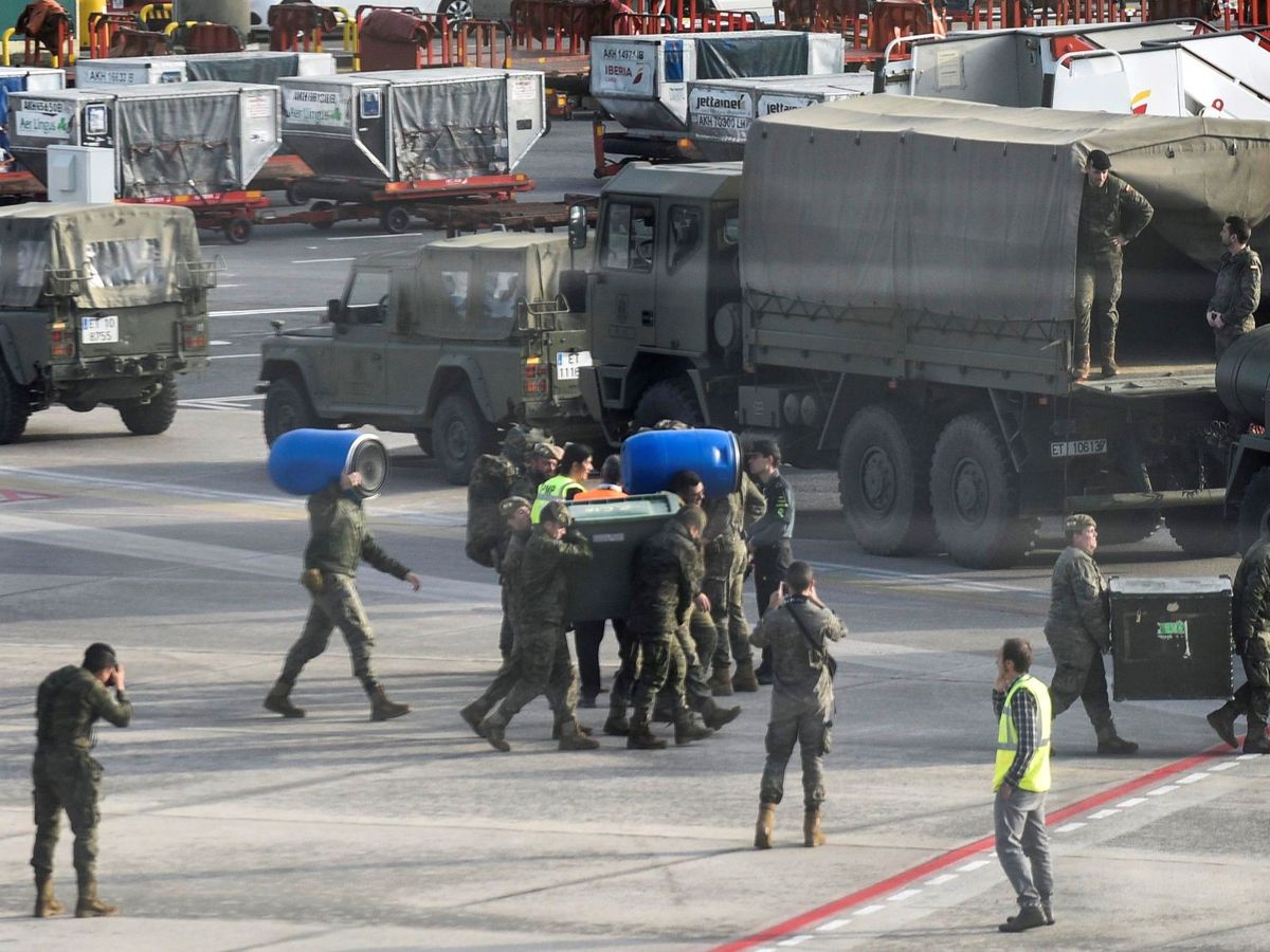 Foto: El Ejército llega al aeropuerto de Loiu. (EFE)