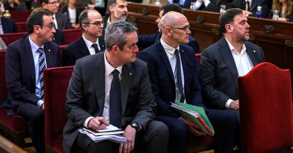 Foto: Oriol Junqueras, Raül Romeva, Joaquim Forn, junto al resto de los líderes independentistas acusados. (EFE)