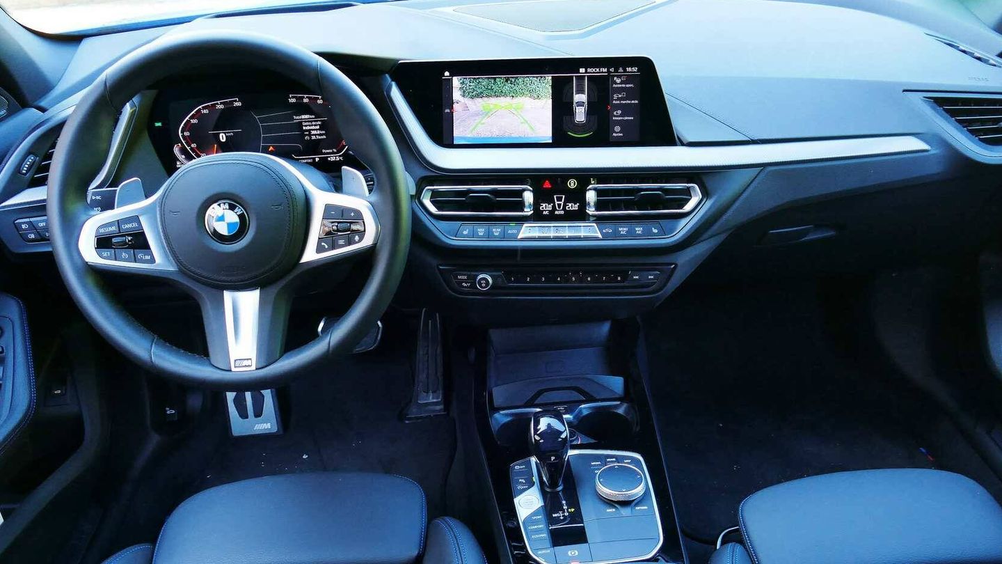 Puesto de conducción característico de los nuevos modelos BMW con sus dos grandes pantallas
