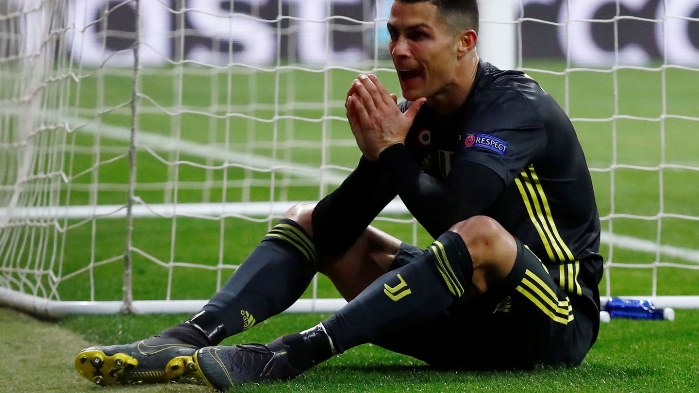 Cristiano Ronaldo se lamenta tras perder una ocasión de gol. (EFE)