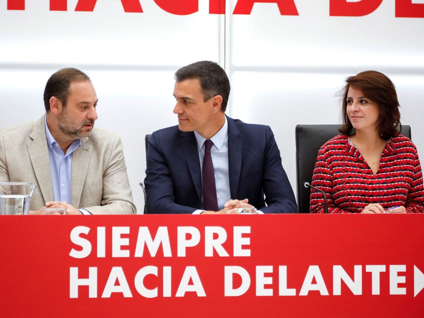 Pedro Sánchez, con José Luis Ábalos y Adriana Lastra, el pasado 17 de mayo. (EFE)