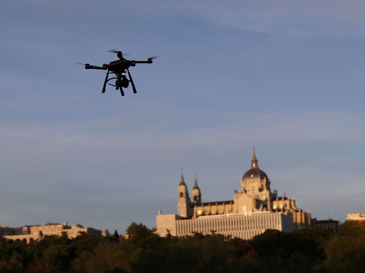 Foto: Un dron de la Policía Municipal de Madrid sobrevuela la zona de la catedral de La Almudena. (EFE)