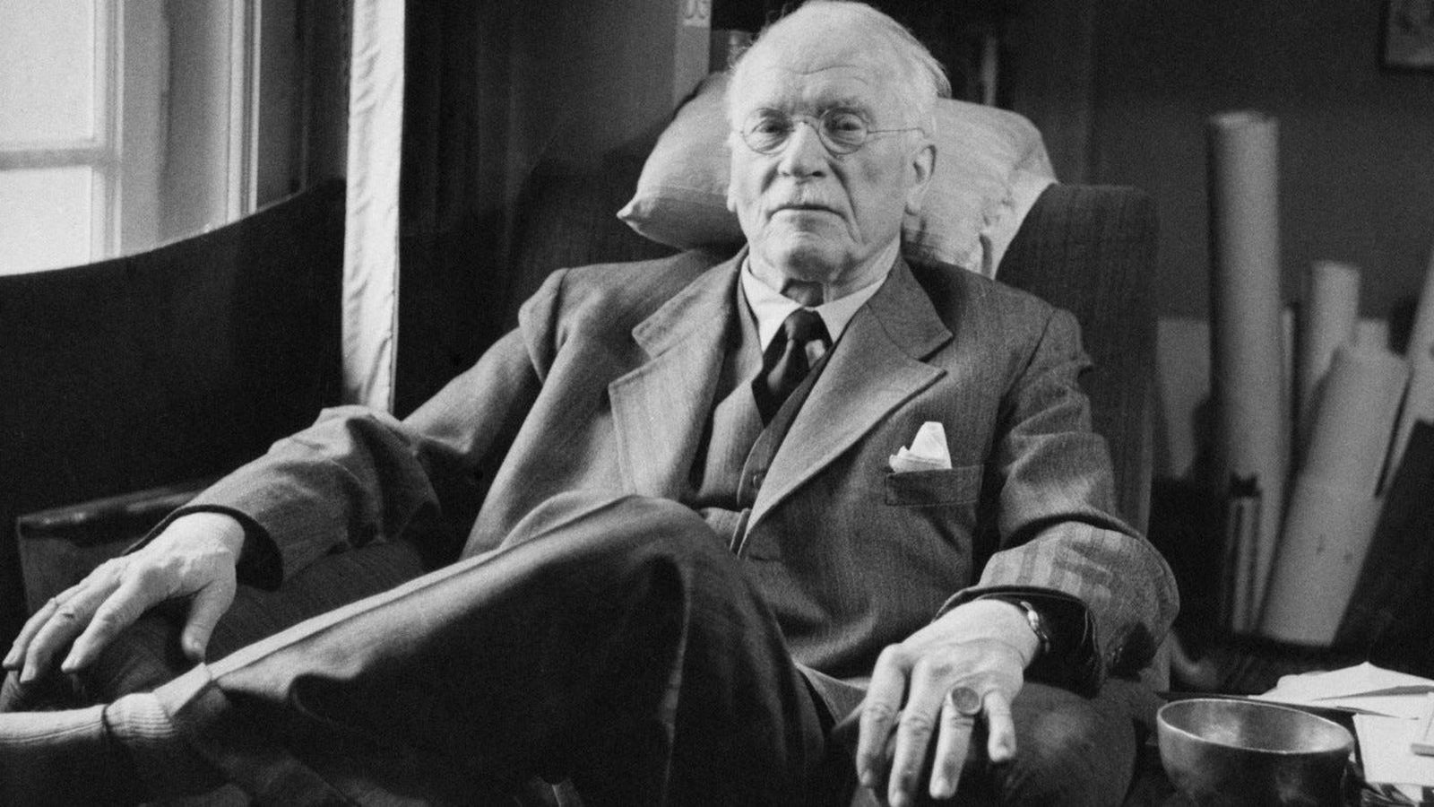 Carl Jung, psicólogo: "La soledad no proviene de no tener gente alrededor"