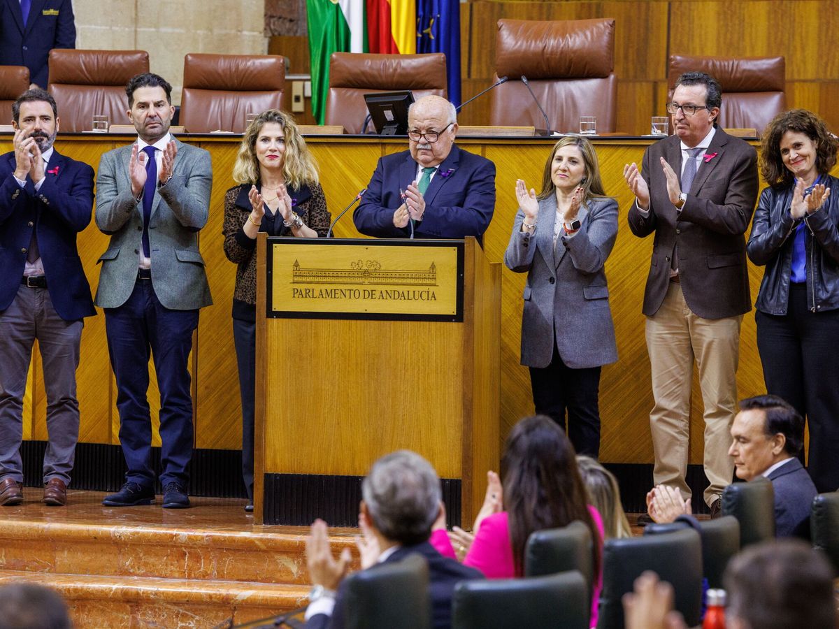 Foto: El presidente del Parlamento andaluz, Jesús Aguirre (centro), junto a representantes de todos los grupos excepto Vox. (EFE/Julio Muñoz)