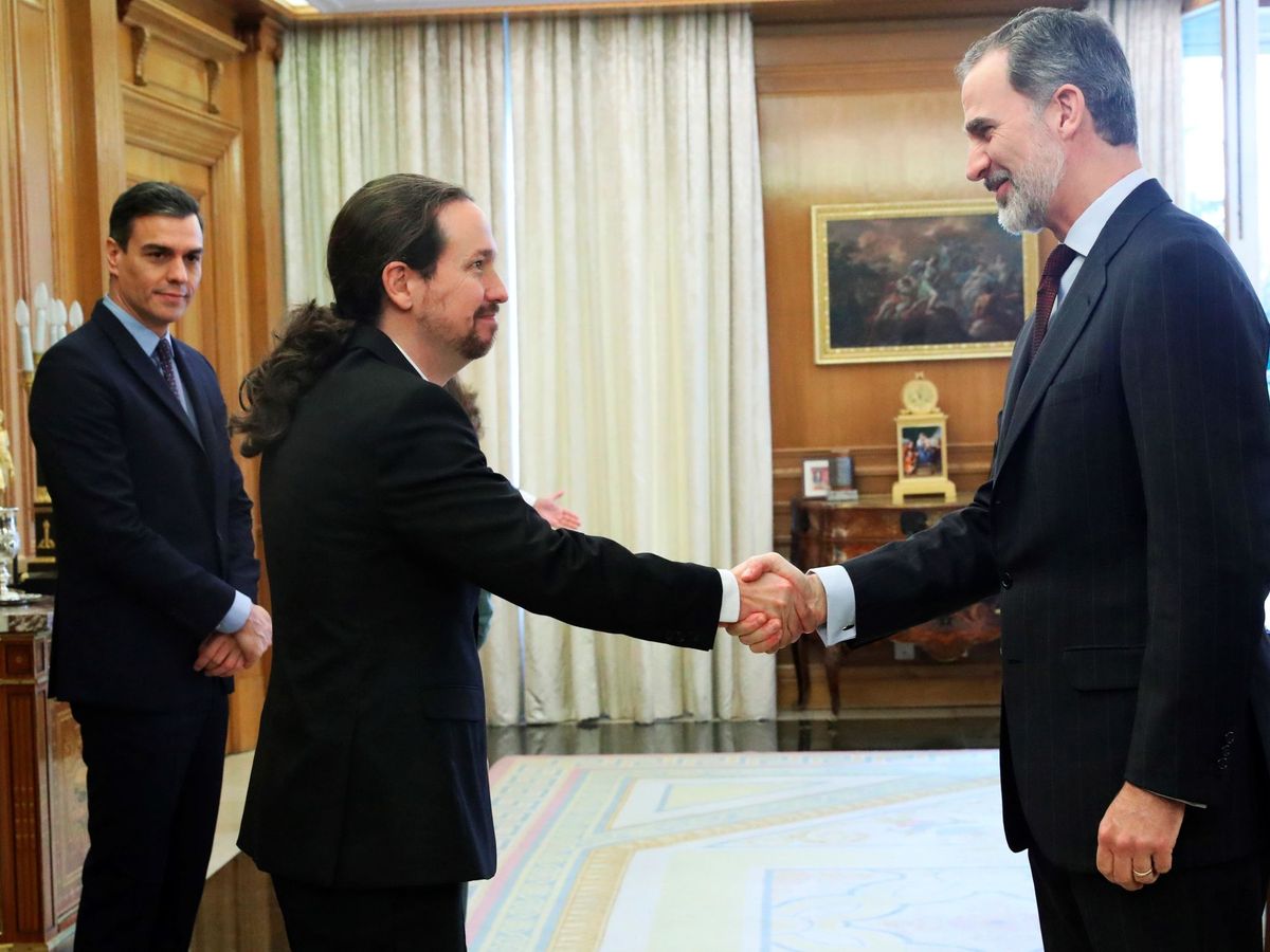 Foto: Pablo Iglesias saluda al rey Felipe VI ante la mirada de Pedro Sánchez. (EFE)