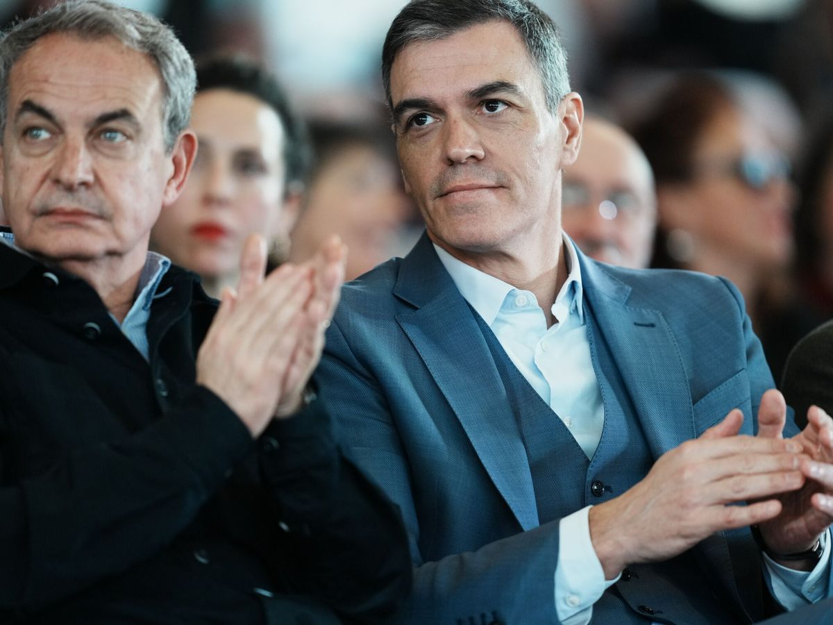 Foto: Pedro Sánchez junto a Zapatero en una imagen de archivo. (Europa Press)