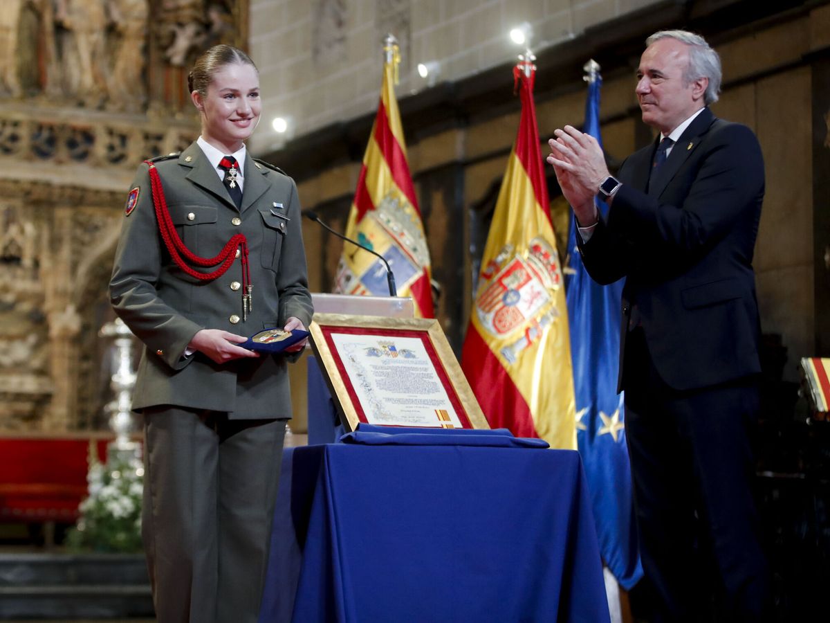 Foto: La princesa de Asturias, Leonor de Borbón, y el presidente de Aragón, Jorge Azcón. (EFE/Javier Cebollada)