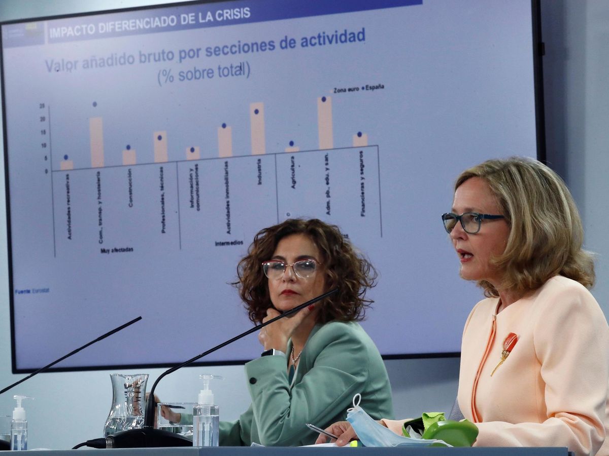 Foto: La portavoz del Gobierno y ministra de Hacienda, María Jesús Montero (i), junto a la vicepresidenta económica, Nadia Calviño (d), durante una rueda de prensa posterior al Consejo de Ministros. (EFE)