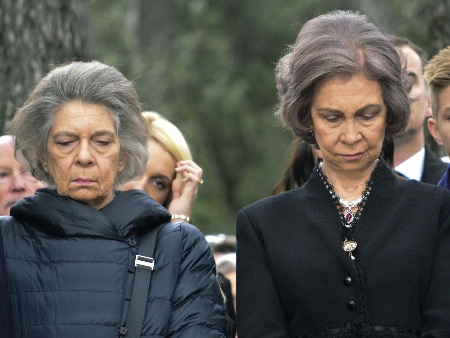 La reina Sofía y su hermana Irene, rindiendo homenaje al rey Pablo I en un acto celebrado en el cementerio real del palacio de Tatoi. (EFE)