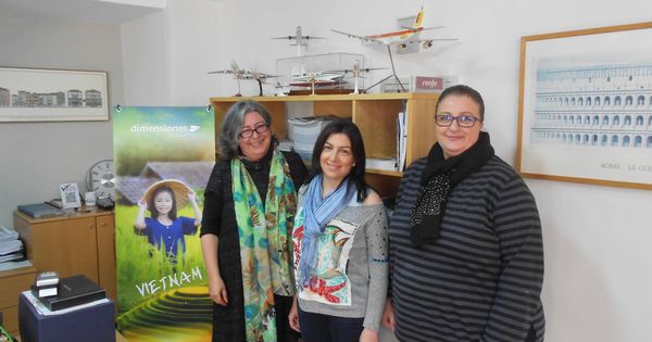 Foto: Teresa Altalejos (i), con dos de sus empleadas en Viajes Turia, una agencia fundada en 1981 que sigue en el mercado. (V. R.)