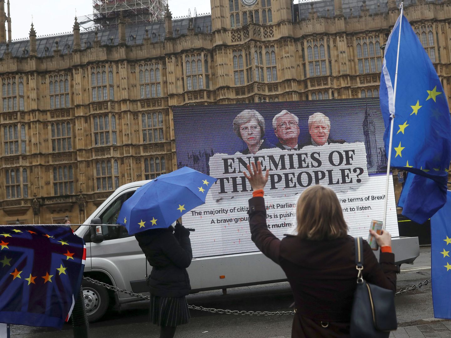 Manifestantes contrarios al Brexit protestan ante el Parlamento británico, en Londres. (EFE)