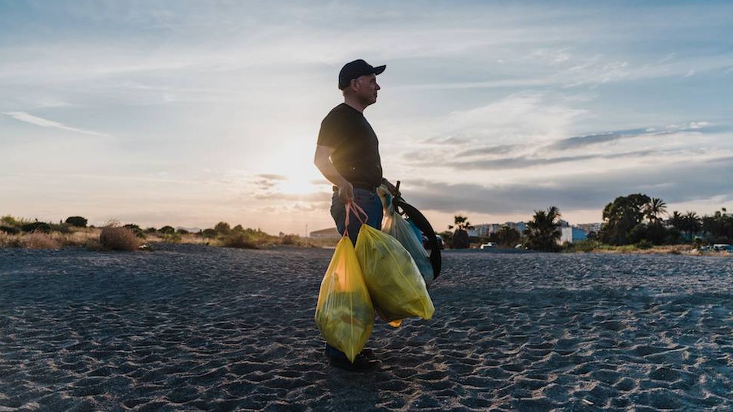Daniel Rolleri, director de la Asociación Ambiente Europeo, supervisó la limpieza de playas promovida por Breitling y el Ocean Conservancy. (Imagen: Breitling/Cortesía)