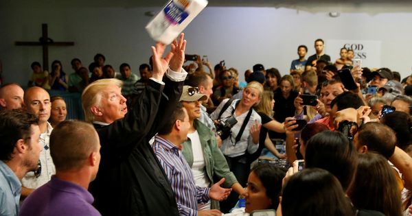 Foto: El presidente de Estados Unidos, Donald Trump, lanza rollos de papel a los damnificados por el huracán María en Puerto Rico. (Reuters)