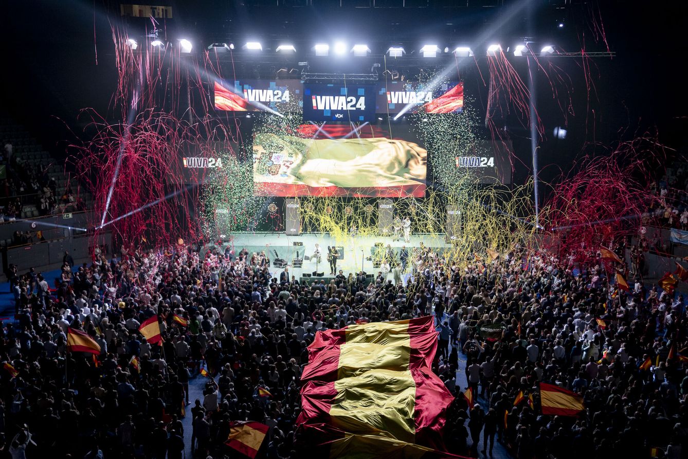 Los asistentes sujetan una bandera española tras el acto 'Viva 24' de Vox, en el Palacio de Vistalegre. (Europa Press/Pérez Meca)