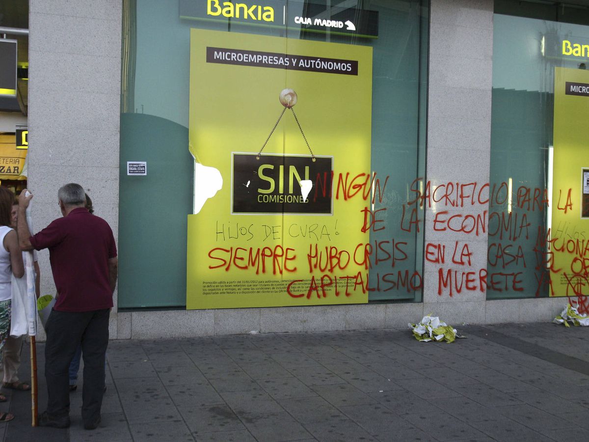 Foto: Imagen de una pintada en una sucursal de Bankia en 2012 (EFE)