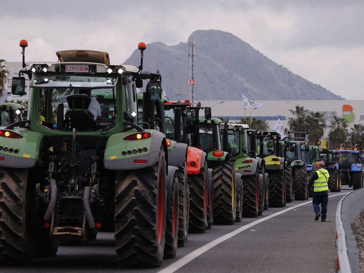 Foto: Agricultores durante la tractorada que han realizado hoy en la A-92. (EFE)