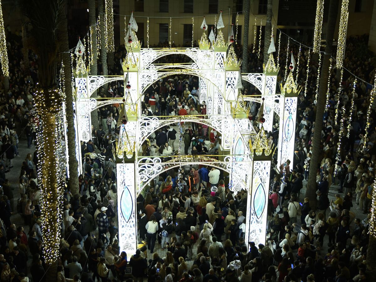 Foto: Almería inaugura su iluminación navideña. (EFE/Carlos Barba)