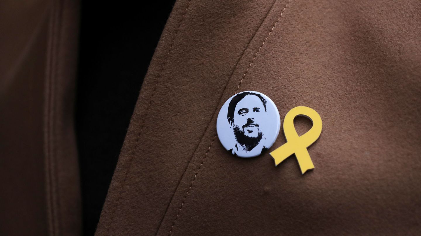 Una chapa de Oriol Junqueras y un lazo amarillo, símbolos por la libertad de los políticos presos. (Reuters)