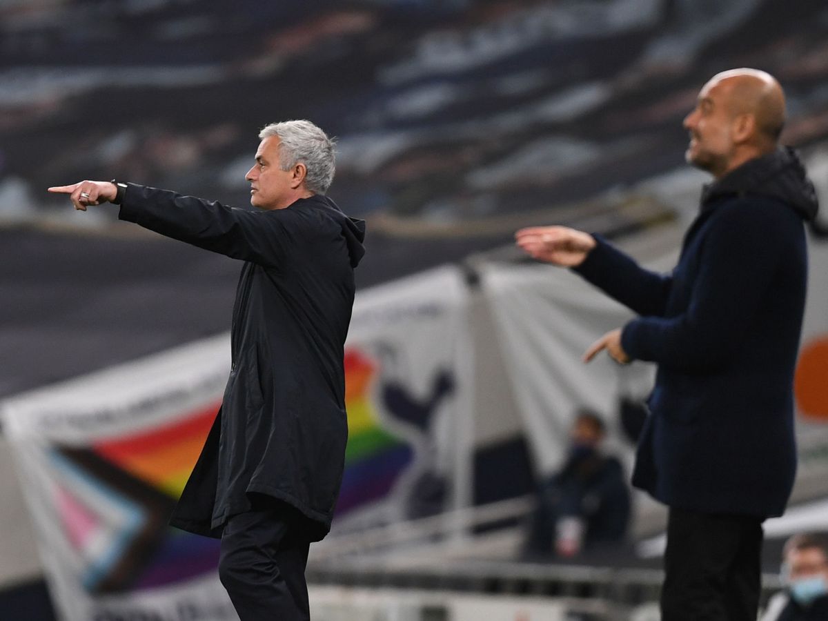Foto: Pep Guardiola y José Mourinho dan instrucciones a sus jugadores durante el choque. (Reuters)