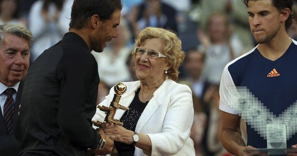 Foto: La alcaldesa de Madrid, Manuela Carmena, entrega el trofeo del Open de Tenis a Rafa Nadal. (EFE)