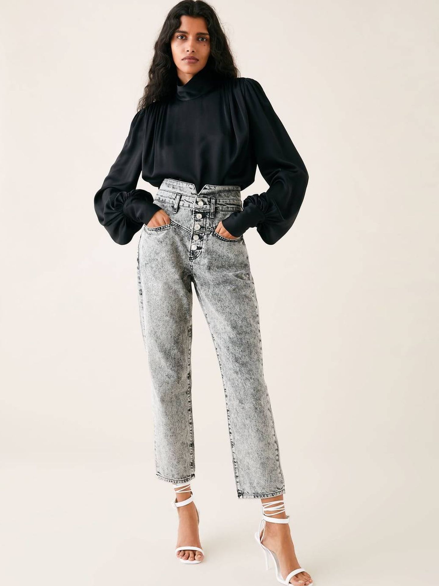 De tiro alto, cintura efecto fajín y tobilleros, así son estos jeans de Zara (39,95 €), (Cortesía)