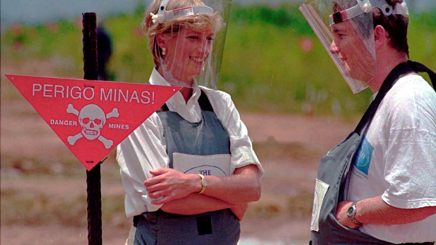 Lady Diana, en un campo con minas antipersona en Angola. (EFE)