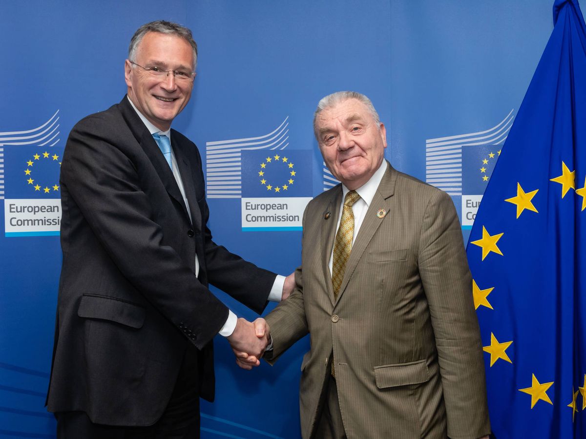 Foto: Mauro Ferrari junto al anterior director del ERC, Jean-Pierre Bourguignon (Comisión Europea)