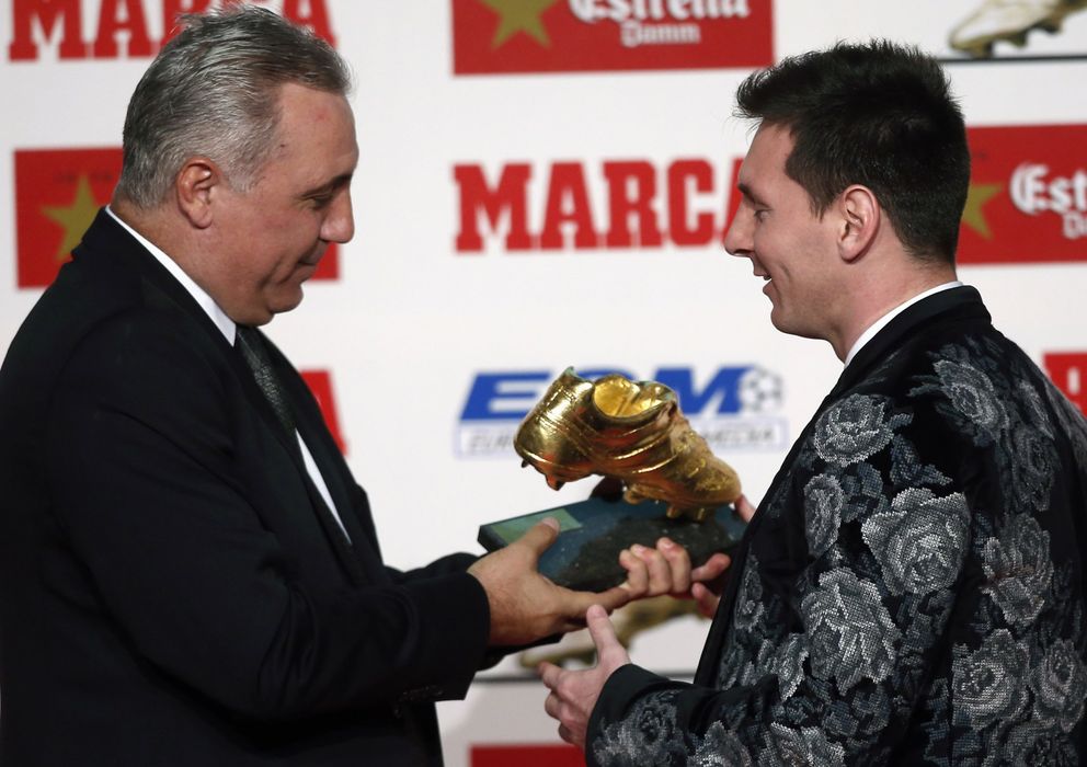 Foto: Leo Messi recoge la Bota de Oro de 2013 de manos de Hristo Stoichkov.