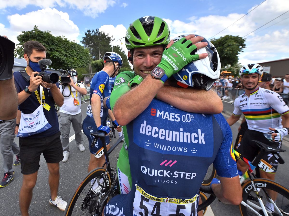 Foto: Cavendish celebra el triunfo con su amigo Cattaneo. (REUTERS)