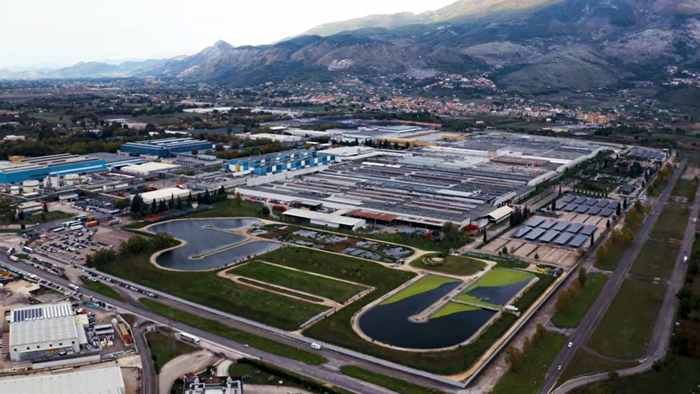 Vista aérea de la fabrica de Stellantis en Cassino, situada entre Roma y Nápoles.
