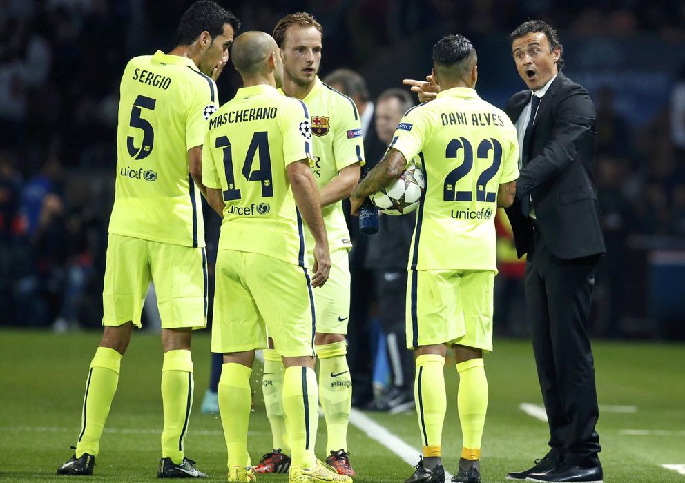 Foto: Luis Enrique, rodeado de varios jugadores (Reuters).