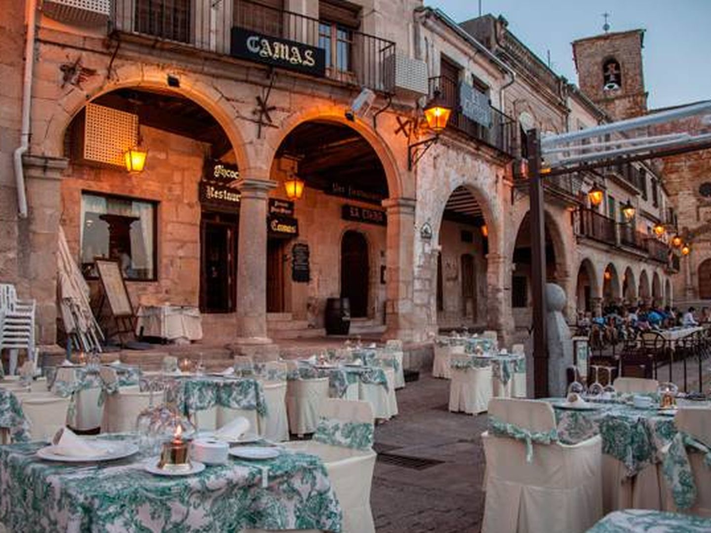 La terraza del restaurante Bizcocho, en plena Plaza Mayor. (Foto: Cortesía)