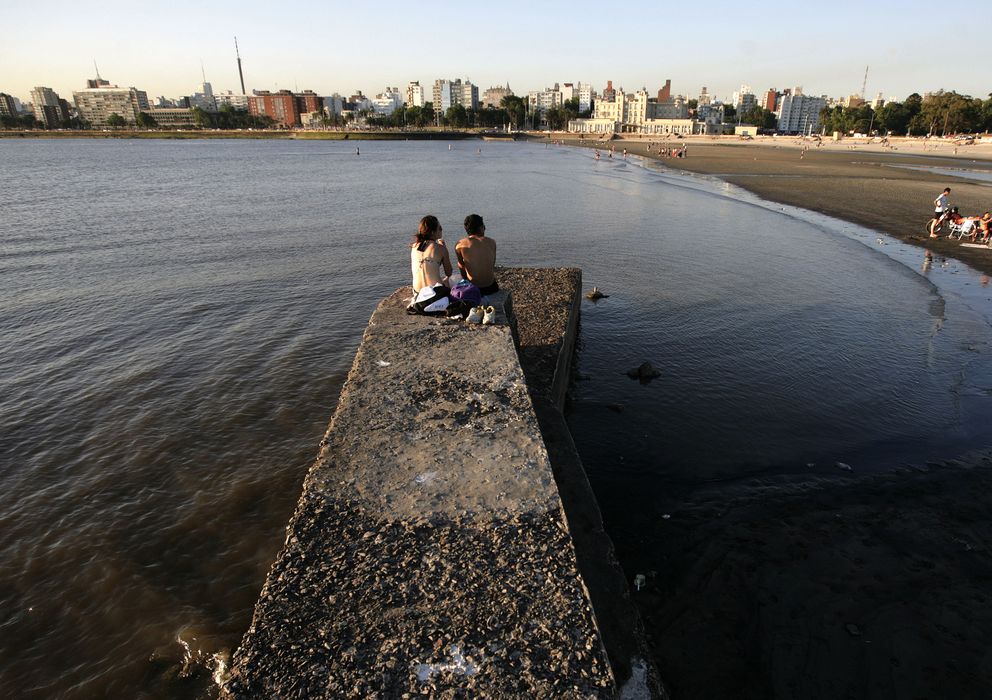 Foto: Ciudadanos de Montevideo disfrutan de un día de sol en la costa de la ciudad. (Reuters)