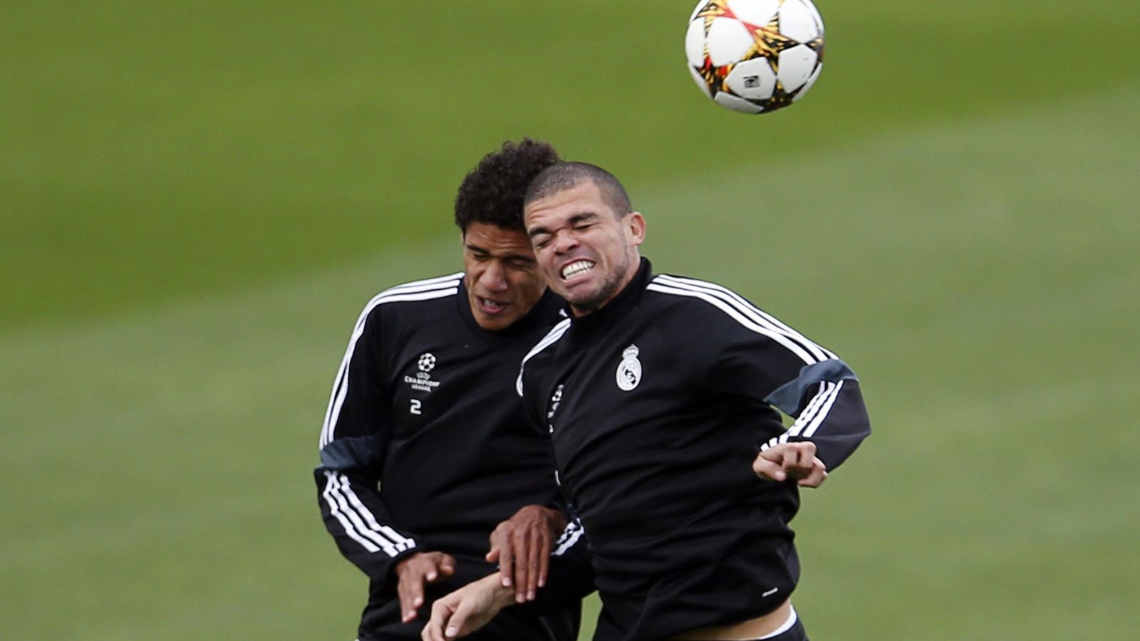 Foto: Varane pelea con Pepe por un balón en un entrenamiento.