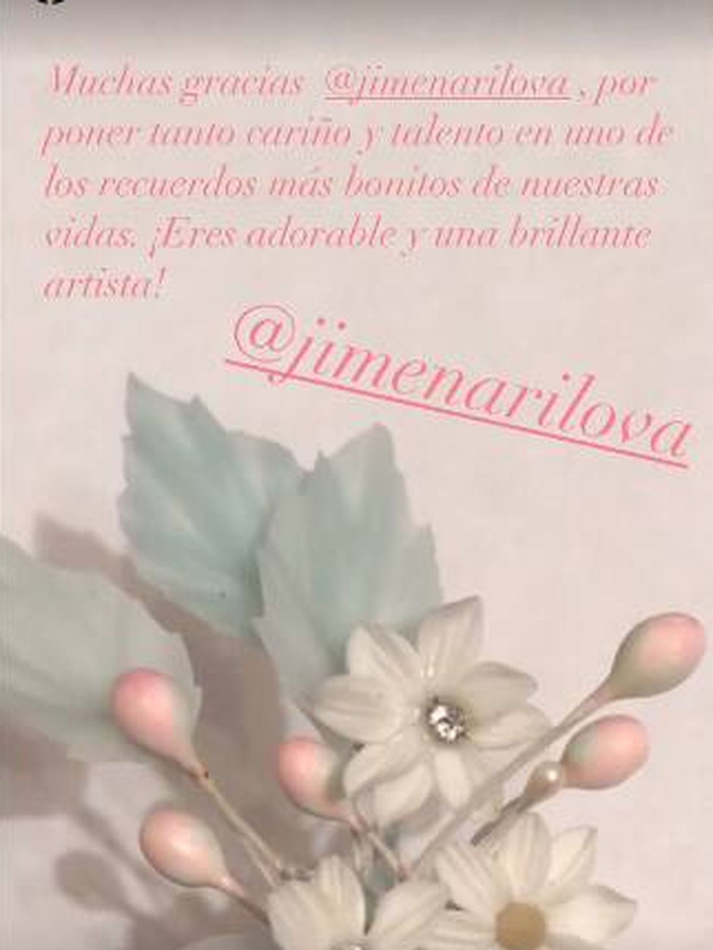 Detalle del adorno floral del tocado de la hija de Paloma Cuevas. (IG)