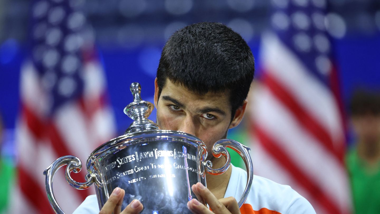 Alcaraz y su flamante trofeo de campeón del US Open. (Reuters/Mike Segar)