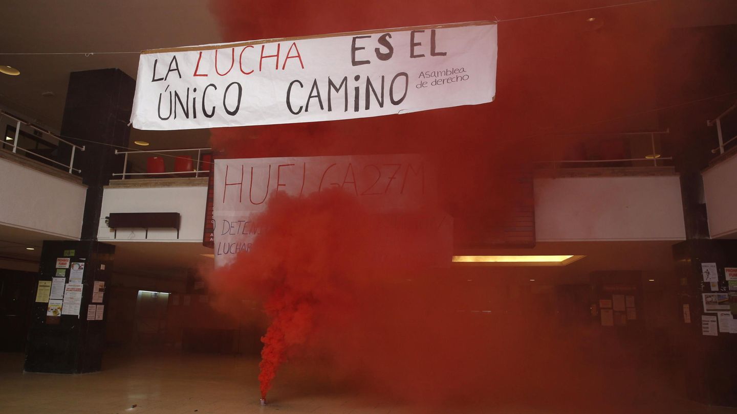 Protestas de estudiantes en la Universidad Complutense, hace un año. (Efe)