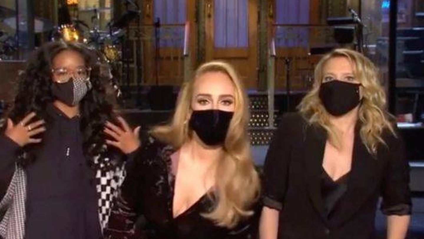 H.E.R., Adele y Kate McKinnon, en 'Saturday Night Live'. (NBC)