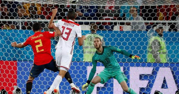 Foto: Carvajal intenta llegar a un balón ante la mirada de De Gea durante el partido contra Marruecos en Kaliningrado. (EFE)