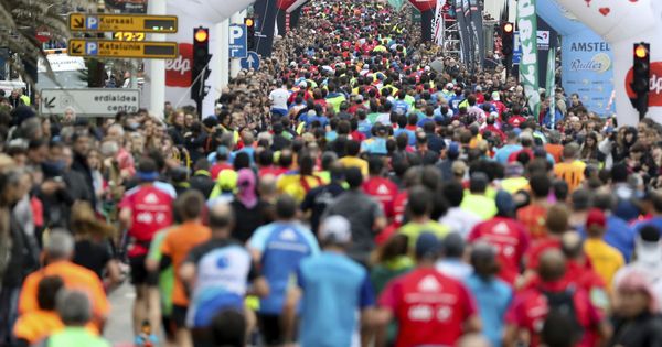 Foto: Miles de corredores participan en la última edición de la Behobia-San Sebastián. (EFE)