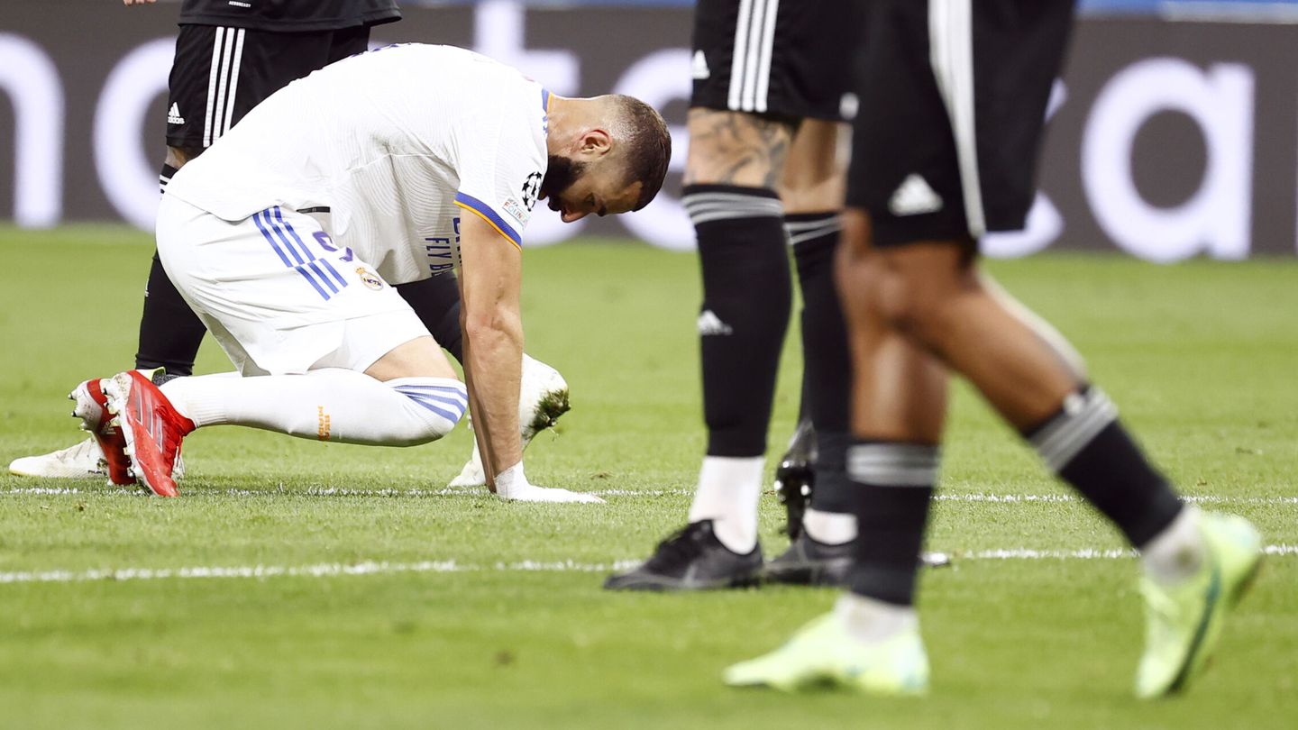 Benzema, tras fallar una ocasión en la primera mitad. (Reuters)